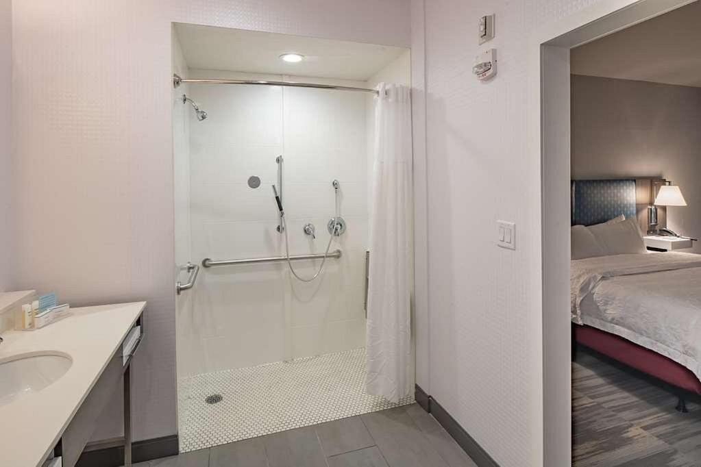 Hampton & Dallas/plano Hotel